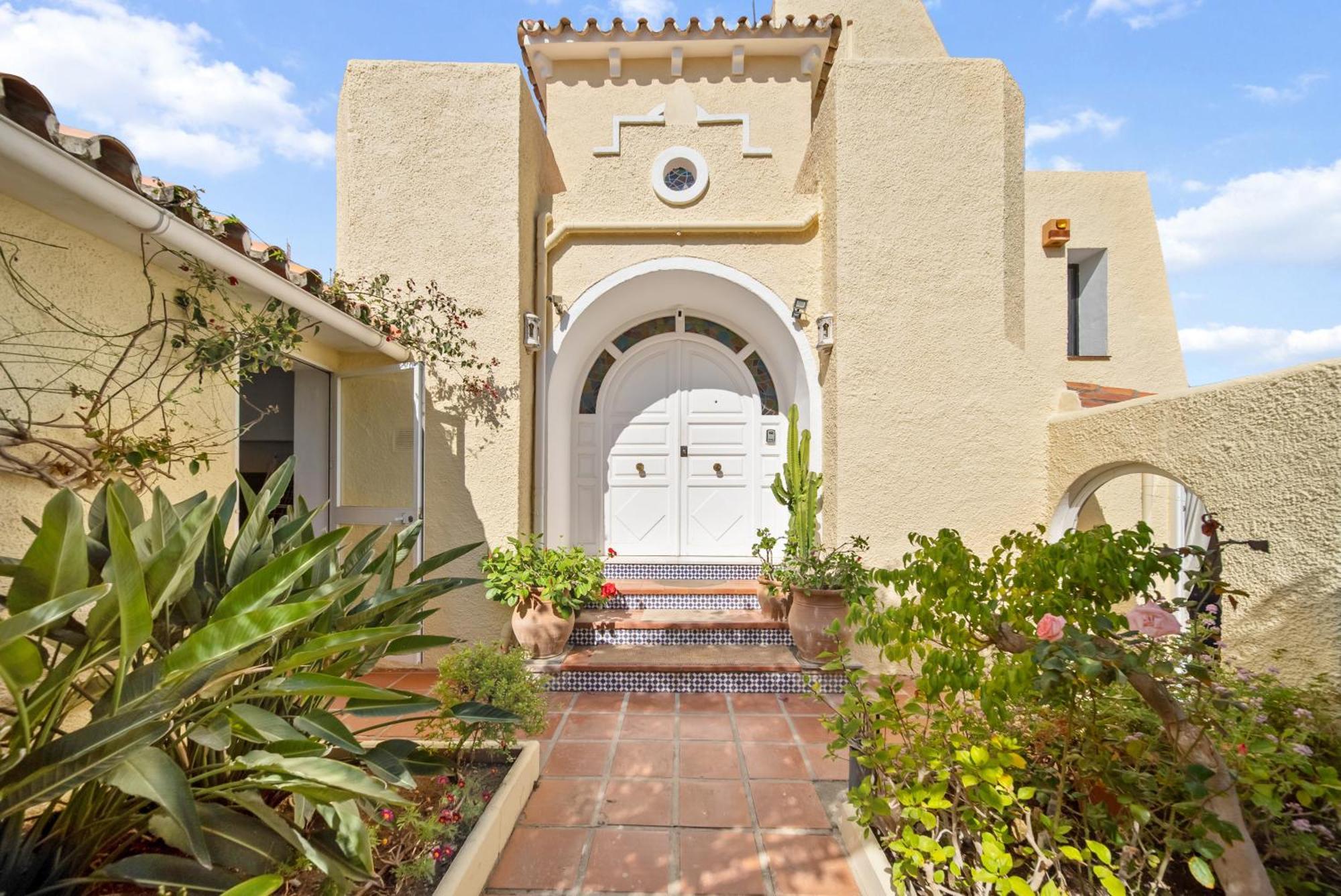 Charming Andalusian Style In Nueva Andalucia Villa *
